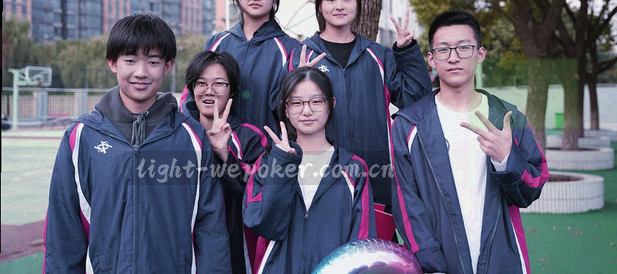 等距刻度线与编号方块排列成的抽象条款纹理，冷灰蓝底色上标出荧光青短标线
